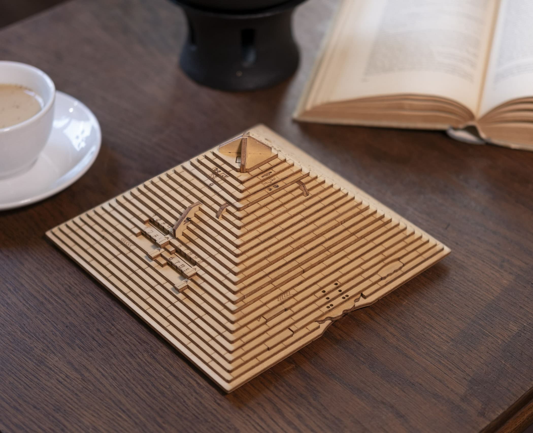 Fotos und Abbildungen von Quest Pyramid. ESC WELT.